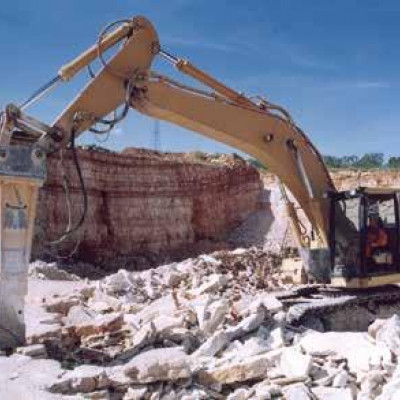 Schwere Hydraulik-Hämmer angebaut von Bentrup
